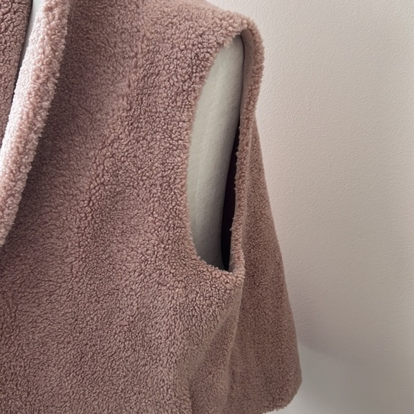 Norla Canada l Faux Fur Pink Vest - Picture 2 of 6